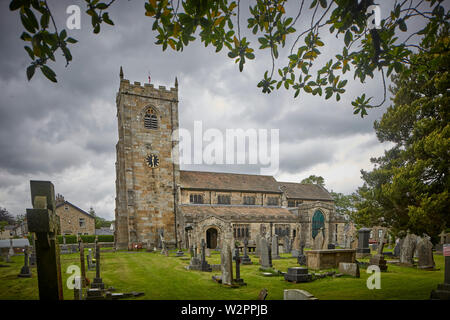 Waddington kleinen malerischen Dorf in der Nähe von Clitheroe im Ribble Valley, Lancashire, St Helen's Kirche und Friedhof Sandstein Grad II * aufgeführten Stockfoto