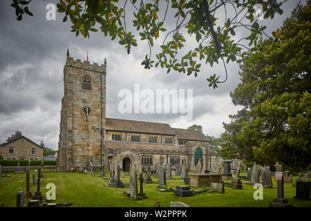 Waddington kleinen malerischen Dorf in der Nähe von Clitheroe im Ribble Valley, Lancashire, St Helen's Kirche und Friedhof Sandstein Grad II * aufgeführten Stockfoto