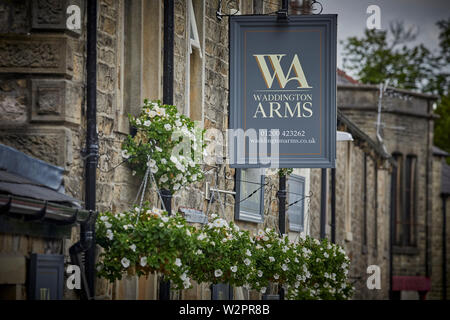 Waddington kleinen malerischen Dorf in der Nähe von Clitheroe im Ribble Valley, Lancashire, Waddington Arms Pub Stockfoto