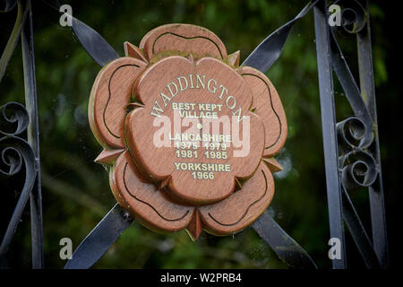 Waddington kleinen malerischen Dorf in der Nähe von Clitheroe im Ribble Valley, Lancashire, kommunale Gärten in der Nähe des War Memorial Stockfoto