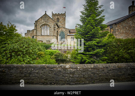 Waddington kleinen malerischen Dorf in der Nähe von Clitheroe im Ribble Valley, Lancashire, St Helen's Kirche und Friedhof Sandstein Grad II * aufgeführten Stockfoto