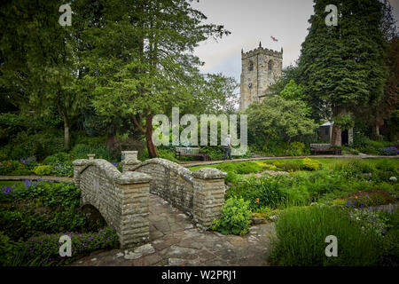 Waddington kleinen malerischen Dorf in der Nähe von Clitheroe im Ribble Valley, Lancashire, St Helen's Kirche und Friedhof Sandstein Grad II * aufgeführten Stockfoto