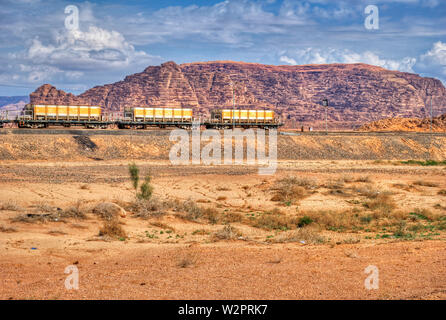 Lok Zug in Wadi Rum Wüste, Jordanien. Eisenbahn durch die Berge. Transport Thema. Stockfoto