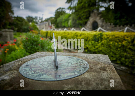 Waddington kleinen malerischen Dorf in der Nähe von Clitheroe im Ribble Valley, Lancashire, Sonnenuhr in der Nähe des War Memorial Stockfoto