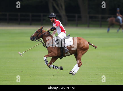 Der Herzog von Sussex spielt Polo in der Khun Vichai Srivaddhanaprabha Memorial Polo Trophy während der King Power Royal Charity Polo Tag an billingbear Polo Club, Wokingham, Berkshire. Stockfoto