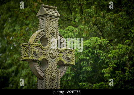 Waddington kleinen malerischen Dorf in der Nähe von Clitheroe im Ribble Valley, Lancashire, denkmalgeschützte War Memorial stone Celtic Cross Stockfoto