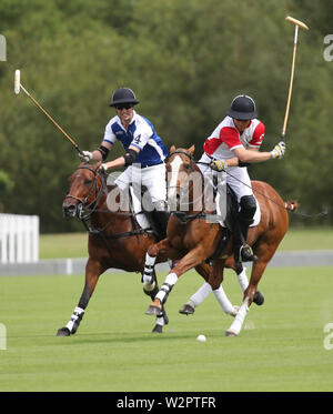 Der Herzog von Cambridge und Herzog von Sussex spielen Polo in der Khun Vichai Srivaddhanaprabha Memorial Polo Trophy während der King Power Royal Charity Polo Tag an billingbear Polo Club, Wokingham, Berkshire. Stockfoto