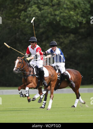 Der Herzog von Cambridge und Herzog von Sussex spielen Polo in der Khun Vichai Srivaddhanaprabha Memorial Polo Trophy während der King Power Royal Charity Polo Tag an billingbear Polo Club, Wokingham, Berkshire. Stockfoto