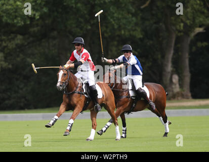 Der Herzog von Cambridge und Herzog von Sussex spielen Polo in der Khun Vichai Srivaddhanaprabha Memorial Polo Trophy während der King Power Royal Charity Polo Tag an billingbear Polo Club, Wokingham, Berkshire. Stockfoto