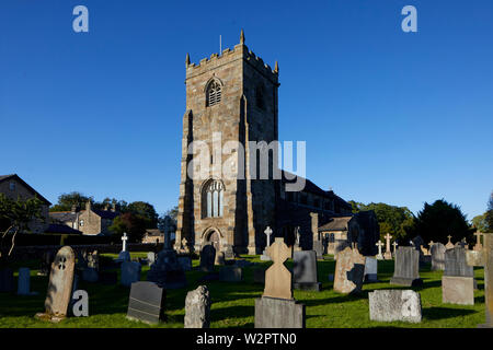 Waddington kleinen malerischen Dorf in der Nähe von Clitheroe im Ribble Valley, Lancashire, St Helen's Kirche und Friedhof Sandstein Grad II * aufgeführten Stockfoto