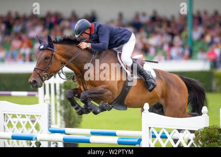 Harrogate. Yorkshire. 10. Juli 2019. 3. Platz. John Whitaker reiten Unick Du Francport. GBR. Internationale Treppe. Springen. Große Yorkshire zeigen. Große Yorkshire Showground. Harrogate. Yorkshire. Vereinigtes Königreich. 10.07.2019. Kredit Elli Birke/SIP-Foto Agentur/Alamy leben Nachrichten Stockfoto