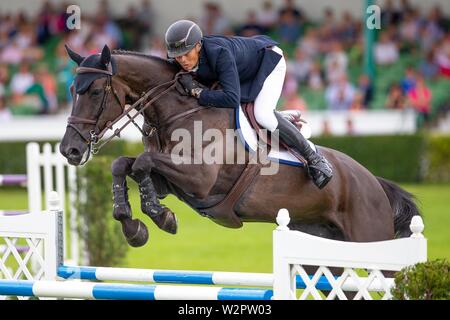 Harrogate. Yorkshire. 10. Juli 2019. Sieger. James Wilson reiten De Muze vorstellen. GBR. Erste Runde. Internationale Treppe. Springen. Große Yorkshire zeigen. Große Yorkshire Showground. Harrogate. Yorkshire. Vereinigtes Königreich. 10.07.2019. Kredit Elli Birke/SIP-Foto Agentur/Alamy leben Nachrichten Stockfoto