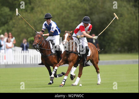 Der Herzog von Cambridge und Herzog von Sussex spielen Polo in der Khun Vichai Srivaddhanaprabha Memorial Polo Trophy während der King Power Royal Charity Polo Tag an billingbear Polo Club, Wokingham, Berkshire. Stockfoto