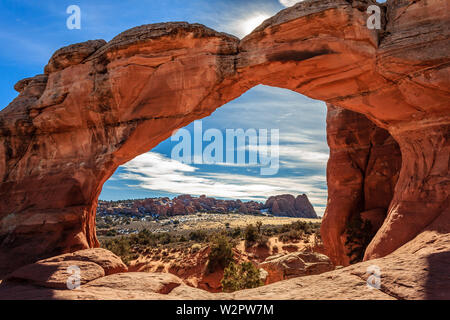 Ein Winter Blick durch gebrochene Arch im Arches National Park, Utah, USA Stockfoto