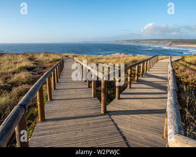 Die Abendsonne auf den Promenaden, die die Küstenlinie bei Bordeira in der Algarve in Portugal schützen Glänzend Stockfoto