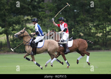 Der Herzog von Cambridge und Herzog von Sussex spielen Polo in der Khun Vichai Srivaddhanaprabha Memorial Polo Trophy während der King Power Royal Charity Polo Tag an billingbear Polo Club, Wokingham, Berkshire. Stockfoto