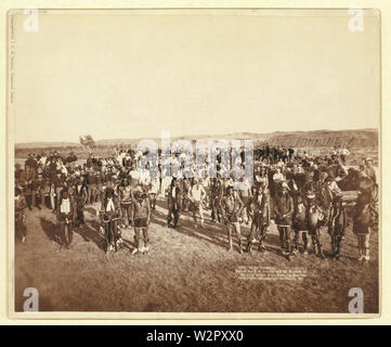 An den Tanz. Teil des 8 US-Kavallerie und 3 Infanterie an der großen indischen Gras Tanz auf Reservierung; Gruppe Portrait von Big Foot (Miniconjou) band und Bundeswehr Männer, in einem offenen Feld, an der Basis Tanz auf dem Cheyenne River, S.D. - auf oder in der Nähe von Cheyenne River Indian Reservation. Stockfoto