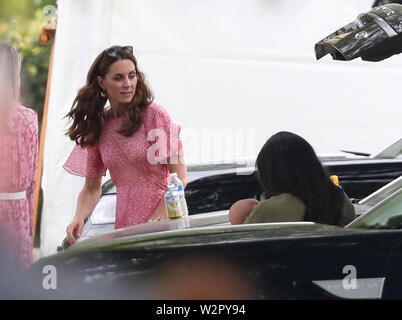 Die Herzogin von Sussex Holding ihr Sohn Archie beobachtete die Herzogin von Cambridge, wie sie die King Power Royal Charity Polo Tag an billingbear Polo Club, Wokingham, Berkshire besuchen. Stockfoto