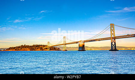 Die San Francisco Oakland Bay Bridge von San Francisco Pier 14 mit der Insel Yerba Buena Stockfoto