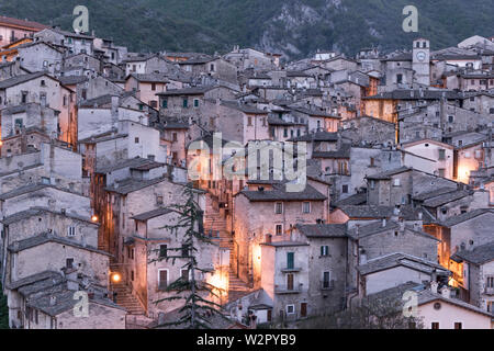 Scanno ist ein altes Dorf und eine wichtige Winter und Sommer Resort und ist Teil der Club die schönsten Dörfer in Italien Stockfoto