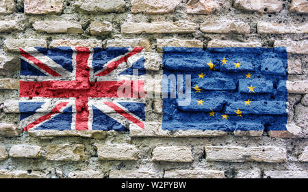 Die Flagge von England und der Europäischen Union auf einem alten verfallenen Mauer. Konzept der Brexit und der Politik der Gemeinschaft Stockfoto