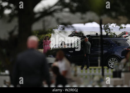 Die Herzogin von Sussex Holding ihr Sohn Archie, wie sie die King Power Royal Charity Polo Tag an billingbear Polo Club, Wokingham, Berkshire besuchen. Stockfoto