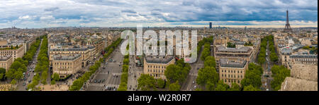 Riesige Antenne panorama bild von der Pariser Stadtbild mit Montmartre, Sacré-coeur, Tour Montparnasse und dem Eiffelturm einschließlich Avenue de Friedland,... Stockfoto