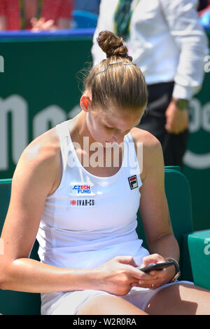 Karolina Pliskova (Cze) texting, nachdem er die Endrunde der Natur Tal International, Devonshire Park, Eastbourne, UK, 29. Juni 2019 Stockfoto