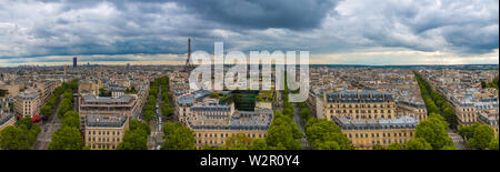 Große Antenne panorama bild von der Pariser Stadtbild mit dem Tour Montparnasse und dem Eiffelturm einschließlich Avenue Marceau, Avenue d'Iéna, Avenue... Stockfoto