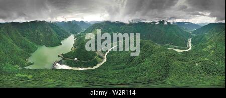 (190710) - WENZHOU, Juli 10, 2019 (Xinhua) - luftaufnahme am Juli 10, 2019 zeigt das Wasser durch den Jinxi Reservoir an yongjia County im Osten Chinas Wenzhou, Zhejiang Provinz. Den Behälter begann die Überschwemmung durch kontinuierliche starke Regenfälle am Mittwoch brachte die Entlastung zu erteilen. (Foto durch Su Qiaojiang/Xinhua) Stockfoto