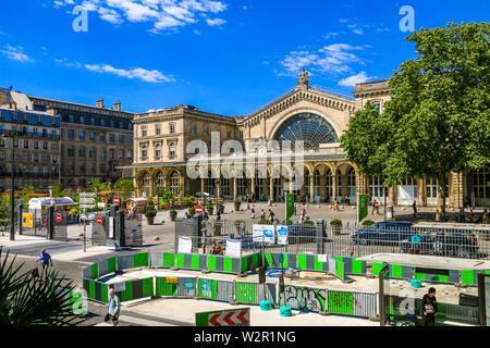 Tolle Aussicht auf den Bahnhof "Gare de l'Est oder Paris-Est mit einer Baustelle vor. Die Menschen sind zu Fuß von der Station auf einem... Stockfoto