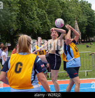 London, Großbritannien. 10. Juli 2019. Internationale Parlamentarische Netball Wettbewerb in Victoria Tower Gardens, durch parlamentarische Mannschaften aus Großbritannien, Neuseeland und Australien gespielt. Organisiert von England Netball netball im Hinblick auf den internationalen Wettbewerb. Credit: Ian Davidson/Alamy leben Nachrichten Stockfoto