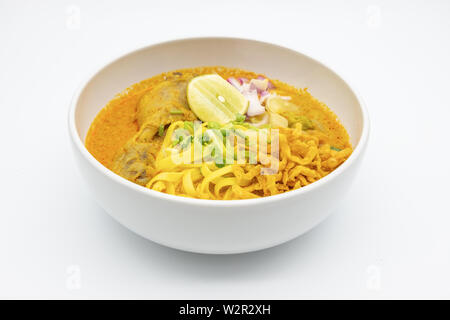 Nördlichen KhaoSoi, Thai Curry Noddle Suppe mit Hähnchen, Thailändisch, traditionelles Essen, nördlichen Stil auf dem hölzernen Tisch Stockfoto