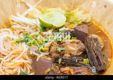 Kanom Jeen Nam Ngeaw, Northern Thai Curry Noddle Suppe mit Schweinefleisch und Thai würzige Nudelsuppe mit Schweinefleisch, Thailändisch, traditionelles Essen, nördlichen Stil Stockfoto