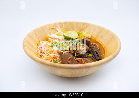 Kanom Jeen Nam Ngeaw, Northern Thai Curry Noddle Suppe mit Schweinefleisch und Thai würzige Nudelsuppe mit Schweinefleisch, Thailändisch, traditionelles Essen, nördlichen Stil Stockfoto