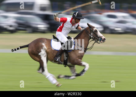 Der Herzog von Sussex spielt Polo in der Khun Vichai Srivaddhanaprabha Memorial Polo Trophy während der King Power Royal Charity Polo Tag an billingbear Polo Club, Wokingham, Berkshire. Stockfoto