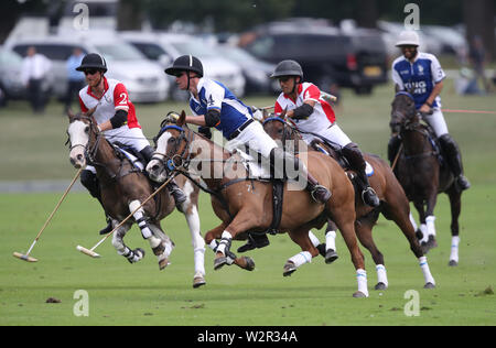 Der Herzog von Cambridge und Herzog von Sussex spielen Polo in der Khun Vichai Srivaddhanaprabha Memorial Polo Trophy während der King Power Royal Charity Polo Tag an billingbear Polo Club, Wokingham, Berkshire. Stockfoto