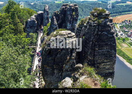 Elbsandsteingebirge oberhalb des Elbtals, Nationalpark Sächsische Schweiz Menschen laufen auf der Basteibrücke Deutschland Europa Elbsandsteine Stockfoto