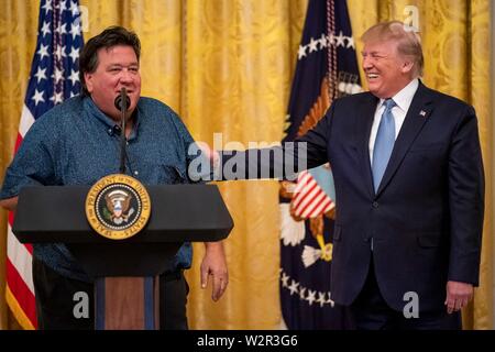 Us-Präsident Donald Trump lächelt wie Bruce Hrobak, Inhaber von Billy Bones Köder und Gerät einen Shout Out gibt in Unterstützung des Präsidenten im East Room des Weißen Hauses Juli 8, 2019 in Washington, DC. Der Präsident eine Ansprache über die Führung. Stockfoto