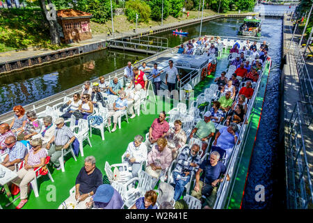 Berlin Spreekanal Menschenmenge auf einem Passagierschiff Kreuzberg Deutschland Touristen auf einem Kreuzfahrtschiff Sightseeing Tour Gruppe Senioren Urlaub Stockfoto