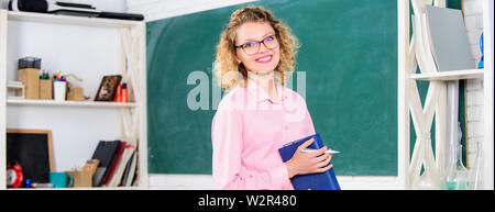 Lehrer hübsche Frau genießen Bildungsprozess. onstantly Erlernen neuer Fähigkeiten. Mädchen adorable Lehrer im Klassenzimmer. Formale Bildung. Lehrer Tag. Lehrer schwierig, aber sehr lohnende Beruf. Stockfoto