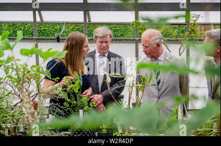 Ardingly, UK. 10. Juli 2019. Seine Königliche Hoheit, Prinz von Wales, der Patron der Royal Botanic Gardens, Kew, besuchte die Millennium Seed Bank in Wakehurst Ardingly, West Sussex. Fast zwanzig Jahre nachdem er öffnete sie. Er tourte auch einige der Gärten vor dem Besuch WakehurstÕs Krönung Wiese. Bild zeigt den Prinzen von Wales in der Ausbreitung. Bild von der Credit: Jim Holden/Alamy leben Nachrichten Stockfoto