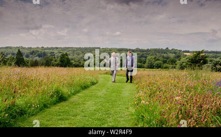 Ardingly, UK. 10. Juli 2019. Seine Königliche Hoheit, Prinz von Wales, der Patron der Royal Botanic Gardens, Kew, besuchte die Millennium Seed Bank in Wakehurst Ardingly, West Sussex. Fast zwanzig Jahre nachdem er öffnete sie. Er tourte auch einige der Gärten vor dem Besuch Wakehurst der Krönung Wiese. Hier abgebildet in der Krönung Wiese mit Iain Parkinson Living Collections und Erhaltung Manager. Bild von der Credit: Jim Holden/Alamy leben Nachrichten Stockfoto