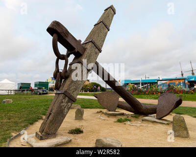 Riesige Rostige Anker im Stadtzentrum von Saint Malo (Frankreich) Stockfoto