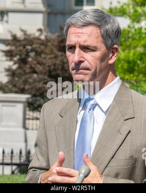 Washington, Vereinigte Staaten von Amerika. 10. Juli 2019. Geschäftsführender Direktor des United States Citizenship und Immigration Services Ken Cuccinelli trifft Reporter an der nördlichen Einfahrt des Weißen Hauses in Washington, DC am Mittwoch, 10. Juli 2019. Quelle: Ron Sachs/CNP | Verwendung der weltweiten Kredit: dpa/Alamy leben Nachrichten Stockfoto