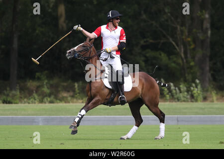 Der Herzog von Sussex spielt Polo in der Khun Vichai Srivaddhanaprabha Memorial Polo Trophy während der King Power Royal Charity Polo Tag an billingbear Polo Club, Wokingham, Berkshire. Stockfoto