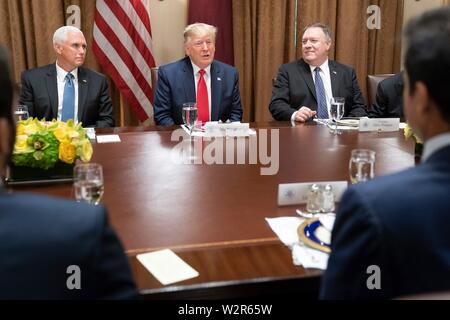 Us-Präsident Donald Trump, durch Vice President Mike Pence beigetreten, Links, und Staatssekretär Mike Pompeo, Rechts, in einem erweiterten arbeiten Mittagessen mit dem Emir von Katar, tamin Bin Hamad Al Thani und Delegierte auf dem Schaltschrank des Weißen Hauses Juli 9, 2019 in Washington, DC. Stockfoto