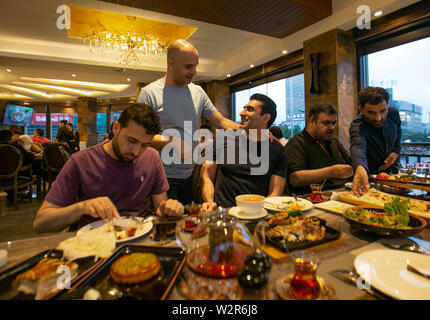 (190710) - YIWU, Juli 10, 2019 (Xinhua) - Aziz (3. L) plaudert mit seinem Freund, einem Jordanischen Restaurant Besitzer, in Fuzhou City, im Osten der chinesischen Provinz Zhejiang, 9. Juli 2019. Aziz Ullah, 41, kam nach Yiwu Stadt im Osten der chinesischen Provinz Zhejiang im Jahr 2003 mit seinem Partner nach seinem Abschluss von der Universität in seiner Heimat Afghanistan. Es war sein erstes Mal zu Yiwu zu kommen für smallware zu kaufen. 2005, Aziz begann seine eigene Firma, nachdem sie einem Agenten für ca. 2 Jahre. In den letzten Jahren und der Antriebsriemen Straße Initiative hat gewaltige Chancen für Aziz von Unternehmen gebracht. Er kaufte mehr als 200 Stockfoto