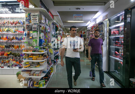 (190710) - YIWU, Juli 10, 2019 (Xinhua) - Aziz (L) sieht für kleine Ware muss er sich bei Yiwu International Trade Mart in Fuzhou City, der ostchinesischen Provinz Zhejiang, 9. Juli 2019. Aziz Ullah, 41, kam nach Yiwu Stadt im Osten der chinesischen Provinz Zhejiang im Jahr 2003 mit seinem Partner nach seinem Abschluss von der Universität in seiner Heimat Afghanistan. Es war sein erstes Mal zu Yiwu zu kommen für kleine Waren zu kaufen. 2005, Aziz begann seine eigene Firma, nachdem sie einem Agenten für ca. 2 Jahre. In den letzten Jahren und der Antriebsriemen Straße Initiative hat gewaltige Chancen für Aziz von Unternehmen gebracht. Er kaufte mehr t Stockfoto