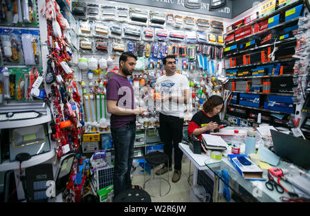 (190710) - YIWU, Juli 10, 2019 (Xinhua) - Aziz (C) kauft kleine Ware in Yiwu International Trade Mart in Fuzhou City, der ostchinesischen Provinz Zhejiang, 9. Juli 2019. Aziz Ullah, 41, kam nach Yiwu Stadt im Osten der chinesischen Provinz Zhejiang im Jahr 2003 mit seinem Partner nach seinem Abschluss von der Universität in seiner Heimat Afghanistan. Es war sein erstes Mal zu Yiwu zu kommen für smallware zu kaufen. 2005, Aziz begann seine eigene Firma, nachdem sie einem Agenten für ca. 2 Jahre. In den letzten Jahren und der Antriebsriemen Straße Initiative hat gewaltige Chancen für Aziz von Unternehmen gebracht. Er kaufte mehr als 200 angegebenen Stockfoto